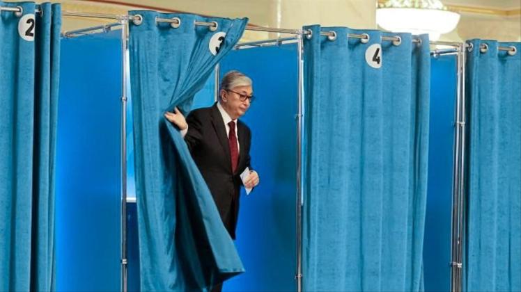 Kassym-Schomart Tokajew, Präsident von Kasachstan, verlässt nach seiner Stimmabgabe die Wahlkabine. 