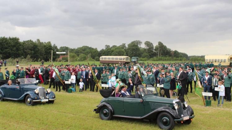 Rund 800 Schützen empfingen auf dem Gleesener Jubelschützenfest den Gastgeber, dessen Majestäten standesgemäß in Oldtimern vorfuhren. Foto: Anne Bremenkamp