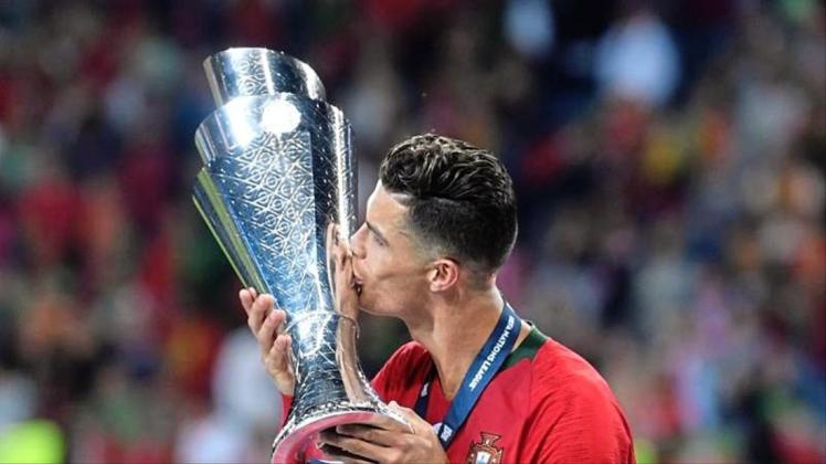 Eine weitere Trophäe für Portugals Superstar: Cristiano Ronaldo küsst den Nations League-Pokal. 