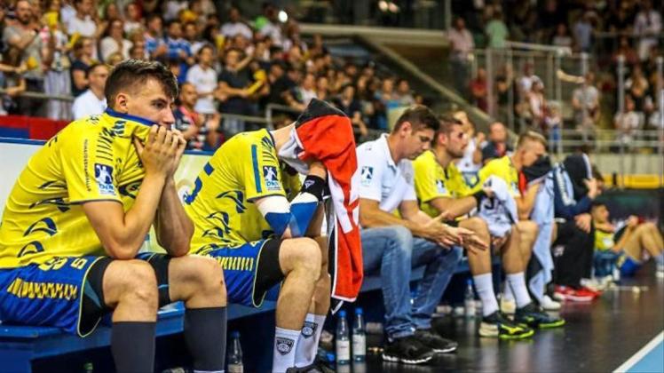 Die Gummersbacher sitzen nach Spielende niedergeschlagen am Spielfeldrand. 