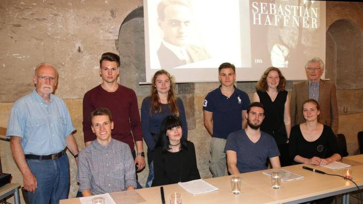 In der Gedenkstätte Augustaschacht (von links): Burkhard Imeyer, Paul Bielefeld, Philipp Hagemann, Swenja Pohlmann, Jule Brünenkamp, William Homburg, Laurin Schiffer, Insa Beisel und Maya Gausmann sowie Klaus Lang. Foto: Petra Pieper
