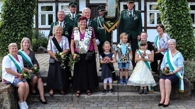 Majestätentreff der Erwachsenen und Kinder mit Fahnenträgern und Präsident Horst Kröner (oben, rechts) am sonnigen Pfingstsonntag 2019 vorm Alt-Lotter Haus Hehwerth. Foto: Ursula Holtgrewe