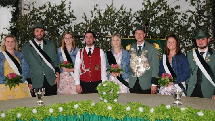 Neuer Schützenkönig der Bohmterheide ist Fabian I. (Fietz)  – mit Kette. Im Bild (von links): Julia Ötting und Mirko Poniewaz, Mareike Peters und Raphael Fietz, Kathrina und Raphael Fietz sowie Dorothée und Tim Suckau, Foto: Karin Kemper