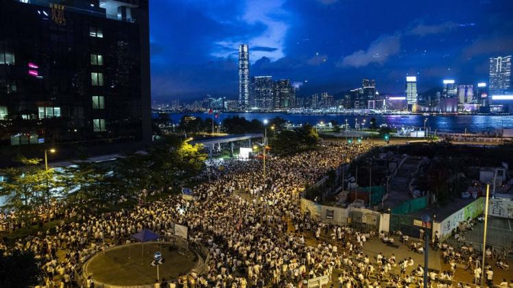 Nach dem friedlichen Massenprotest am Sonntag mit rund einer Million Menschen versuchten in der Nacht zum Montag einige hundert Radikale, den Legislativrat und Regierungssitz zu stürmen.Foto: dpa