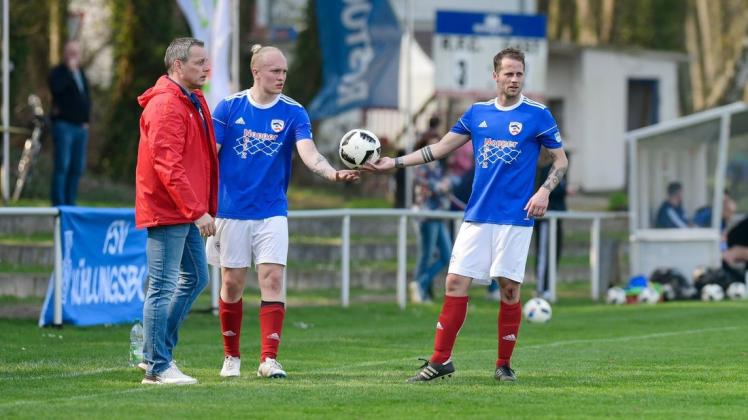 Der Coach und zwei seiner Leistungsträger: Jens Dowe hat den RFC – hier Steffen Mosch (Mitte) und Martin Pett – wieder stabilisiert. Das Trio arbeitet auch in der kommenden Saison zusammen.