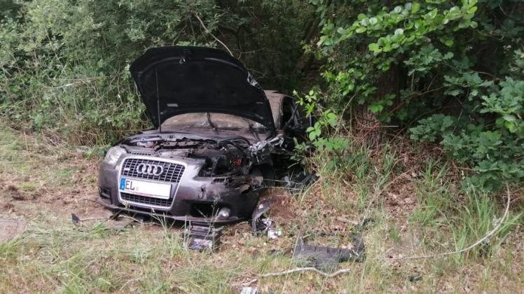 Schwer beschädigt wurden die Fahrzeuge beim Zusammenstoß auf der B 70 bei Geeste-Osterbrock. Foto: Marco Schlösser