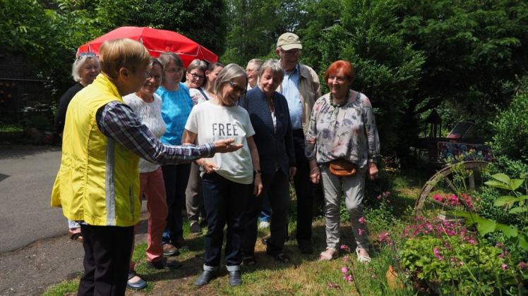 Öffnete ihr Gartentor: Pastoralreferentin Karin Gösmann (vorne links) zeigte ihren Gästen die wild-romantische Pflanzenwelt auf ihrem Hof. Foto: Niklas Golitschek