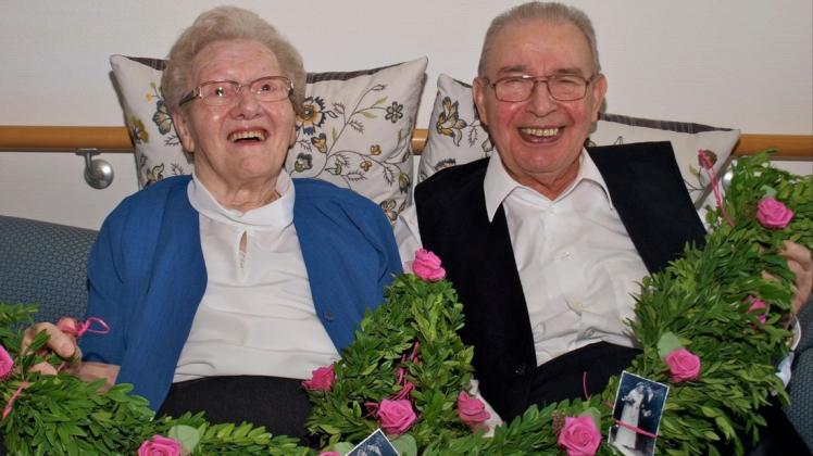 Mit dem Türschmuck auf dem Schoß: Marianne und Wilhelm Haupt feiern ihre Gnadenhochzeit im Evangelischen Altenzentrum in Neuenkirchen. Foto: Conny Rutsch