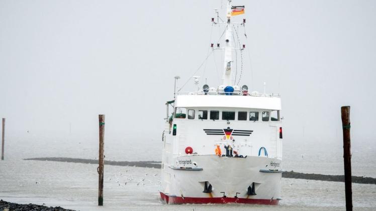Eine Fähre vor dem Hafen von Harlesiel. Dort wurden von der Polizei zwei Schiffe auf dem Weg nach Wangerooge untersucht. Foto: dpa/Hauke-Christian Dittrich
