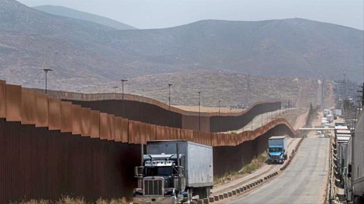 Lkw am US-Grenzzaun: Donald Trump droht Mexiko nach einer Einigung erneut. 