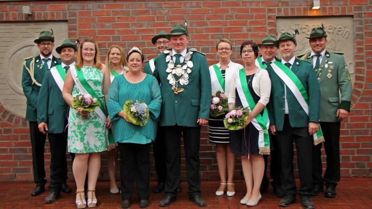 Der 2. Vorsitzende Julian Fisse (l.) und Schützenpräsident Manuel Schmereim (r.) gratulieren dem Königspaar Kirsten und Michael Jürgens, aber auch (v.l.) dem Adjutantenpaar Markus und Daniela Hanke, Melissa und Mario Böckmann, Ulla und Friedhelm Wendt (3.v.r.) sowie Andrea und Mario Schmitz.  Fotos: Steffen Oevermann