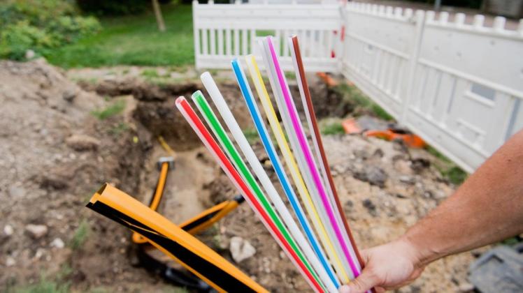 Leerrohre für Glasfaserleitungen für schnelles Internet sollen bald auch in Wallenhorst verlegt werden. Foto: Julian Stratenschulte/dpa