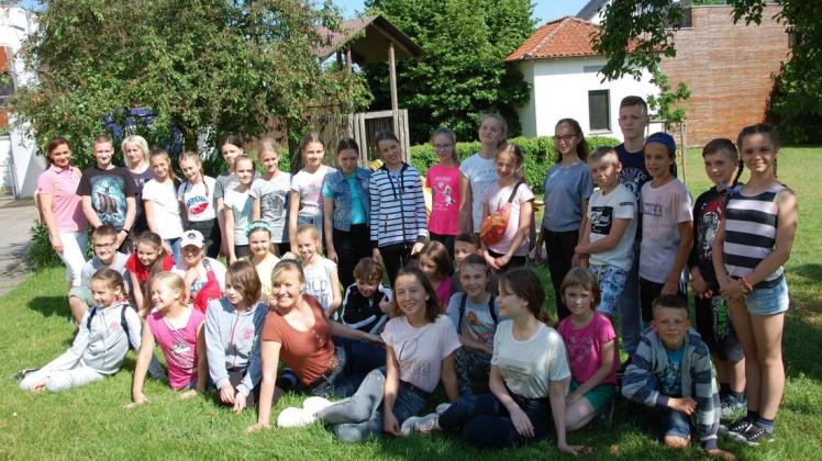 Freuen sich auf 4 Wochen Ferien mit Spiel und Spaß: 38 Kinder aus Gomel in Weißrussland sind mit ihren Dolmetscherinnen Svetlana, Elena und Marina seit einigen Tagen in Melle. Foto: Marita Kammeier