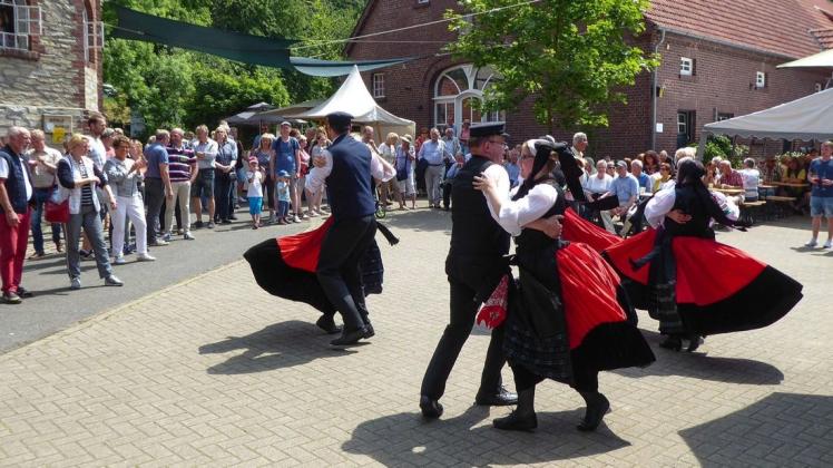 Die Trachtentanzgruppe aus Heeßlingen bringt zum Mühlentag Schwung an die Mühle Bohle. Foto: Ursula Holtgrewe
