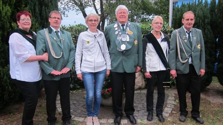 Das Kaiserpaar und seine Adjutanten: (von links) Tanja und Andreas Brinkmann, Vera und James Henry (Kaiserpaar), Karin und Karl-Heinz Worstbrock. 