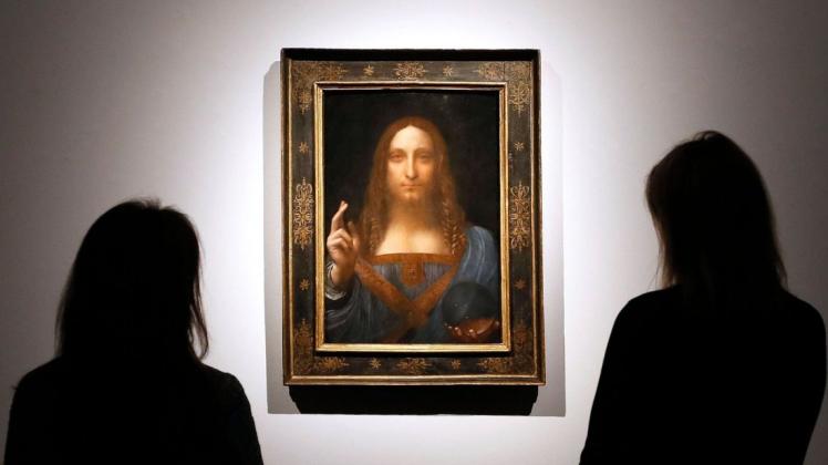 Auf einem Luxusschiff unterwegs? Besucher stehen vor Leonardo da Vincis Gemälde «Salvator Mundi» im Auktionshaus Christie's. Foto: Kirsty Wigglesworth/AP/dpa