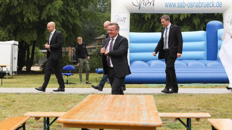 Niedersachsens Innenminister Boris Pistorius (SPD) beim Sommerfest des Osnabrücker Flüchtlingshauses. Foto: Michael Gründel