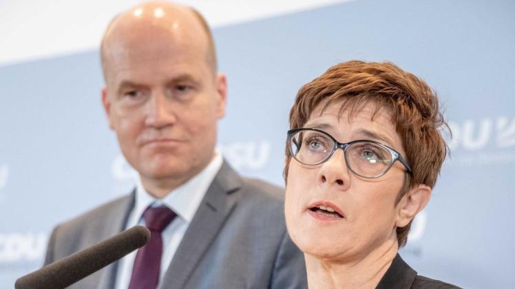 Unions-Fraktionschef Ralf Brinkhaus (links) stärkt CDU-Chefin  Annegret Kramp-Karrenbauer den Rücken. Foto:dpa