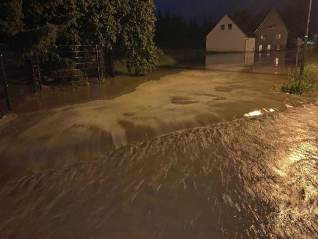 In Börtewitz in Sachsen ist der Kemmlitzbach wegen der starken Regenfälle über die Ufer getreten.