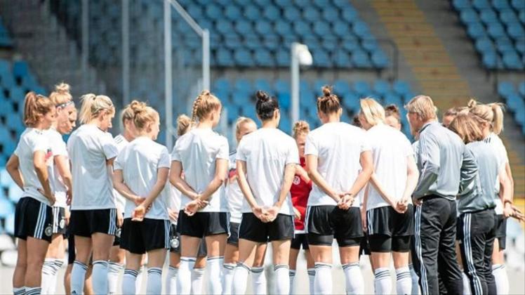 Rückt nach dem Ausfall der Spielmacherin enger zusammen: Das deutsche Frauen-Team steht beim Training im Kreis. 