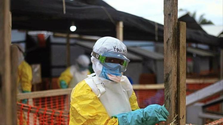 Ein medizinischer Helfer im Schutzanzug arbeitet in einem Ebola-Behandlungszentrum im Kongo. Im Nachbarland Uganda ist die lebensgefährliche Virus-Erkrankung nun auch nachgewiesen worden. 