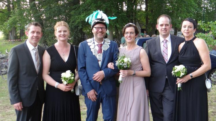 Der Listruper Thron 2019: (von links) Andreas und Sandra Wilmes, Michael und Astrid Midden sowie Burkhard und Irmgard Prus. Foto: Schützenverein Listrup