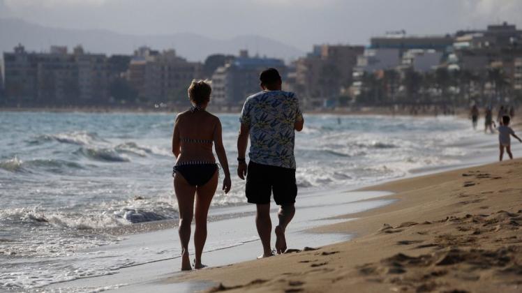 Der Strand von El Arenal: Nach einer langen Serie von Rekordjahren nimmt die Zahl der Buchungen auf Mallorca wieder ab. Foto: dpa/Clara Margais