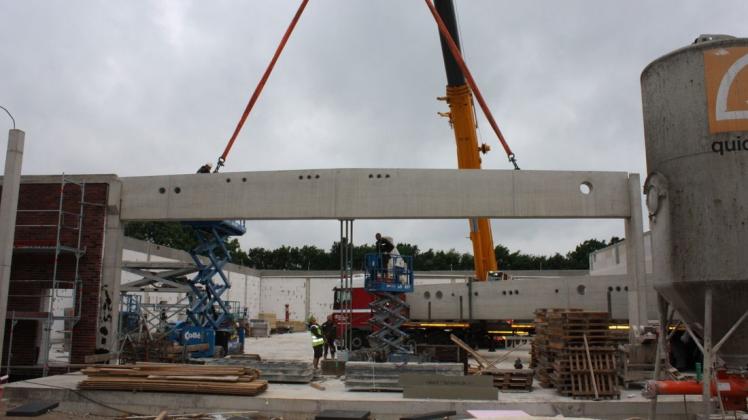 Das große Betonlängsband markiert den künftigen Eingangsbereich des neuen Edeka-Marktes. Foto: Angelika hitzke