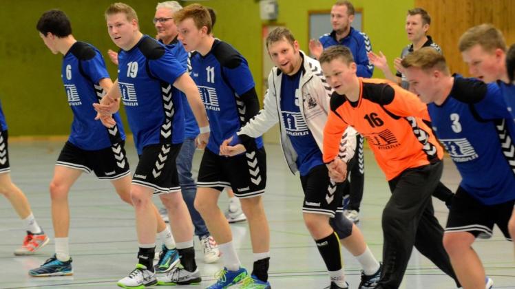 Kamen zum Saisonende richtig in Fahrt: Die Landesklassen-Handballer der HSG Grönegau-Melle mit den Trainern Marco Lietmann und Mike Bordihn (hinten, von links) sowie dem ausscheidenden Frank Lührmann (Dritter von links) danken den Fans für die Unterstützung. 