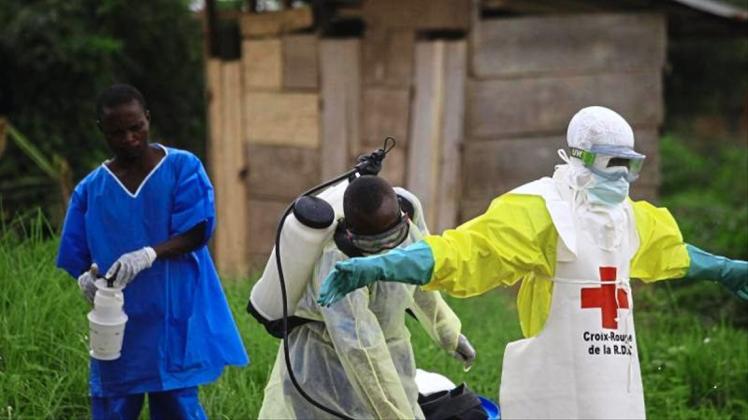 In Beni im Kongo reinigen sich Helfer nach der Arbeit in einem Ebola-Behandlungszentrum. 