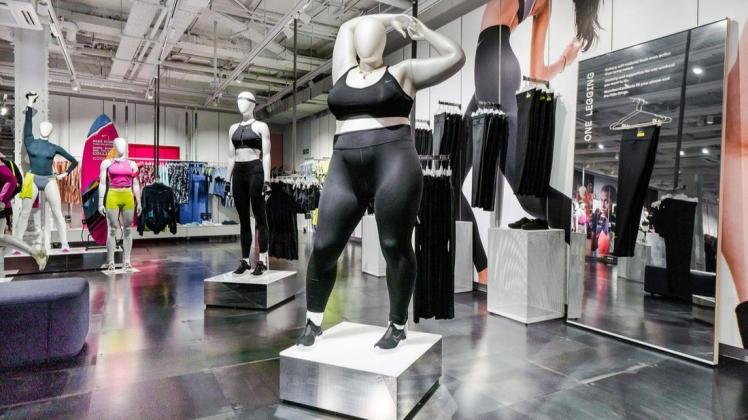 Der Sportartikelhersteller Nike bewirbt seine Kleidung nicht nur an muskulösen, sondern auch an speckigen Figuren. Die Frage, ob das ein neues Schönheitsideal sein soll, sorgt im Internet für hitzige Debatten. Foto: dpa/Nike