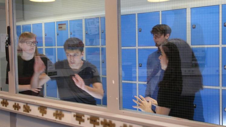 Eine Szene aus dem Theaterstück "Danke dafür, AfD" der 11. Klasse der Gesamtschule Schinkel. Foto: Elvira Parton