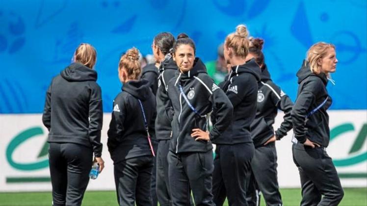 Die Spielerinnen der deutschen Nationalmannschaft besichtigen vor dem Spiel gegen Spanien den Platz. 