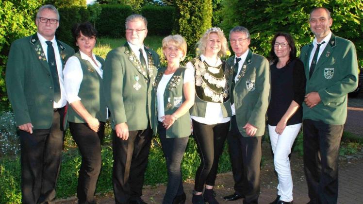 Der Königsthron der der Hollager Schützen (von links): Detlev und Kerstin Heidemann, Thomas und Bärbel von Harten, Yvonne und Dirk Kascha sowie Marietta und Christian Vogt. Foto: Horst Kopatz
