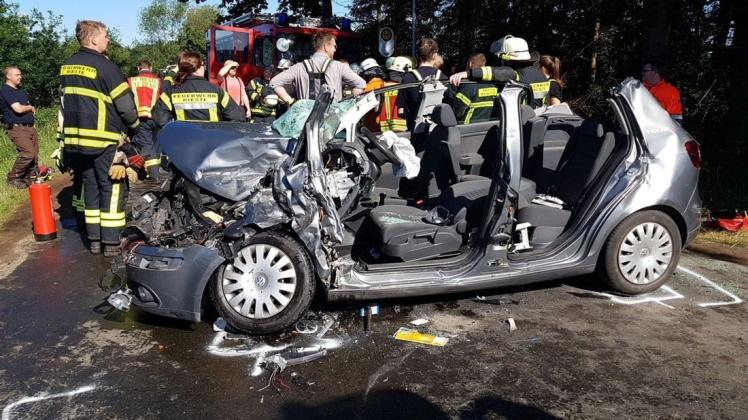 Die Fahrerin dieses Pkw wurde beim Zusammenstoß schwer verletzt. Foto: NWM-TV