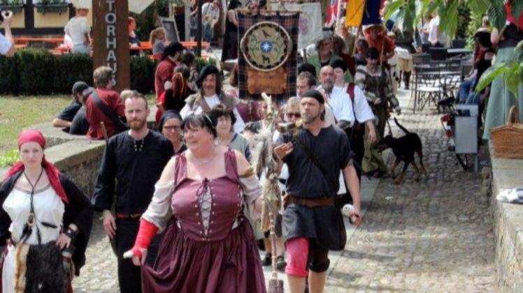 Auch ein Festumzug durch die Fürstenaer Innenstadt gehört zum Programm des Burgfestes. Foto: Werbegemeinschaft