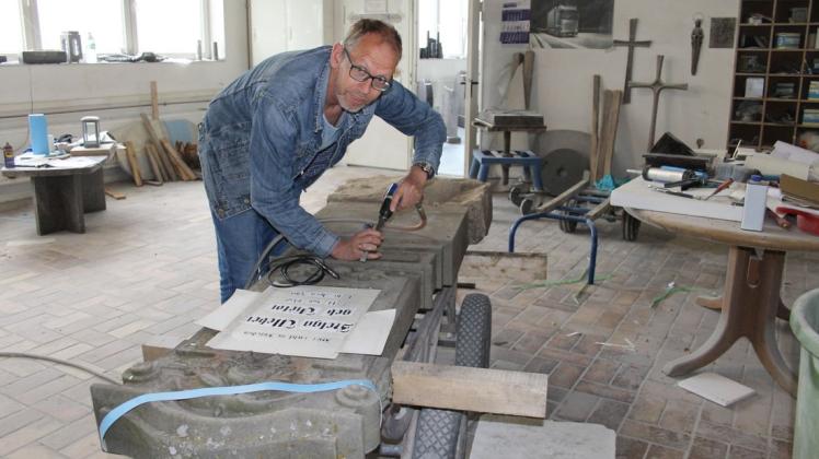 Als Steinmetz und Grabmal-Händler in Papenburg aktiv ist Rainer Schäfer in Papenburg. Seine Werkstatt befindet sich an der Kirchstraße 95 (B70). Foto: Daniel Gonzalez-Tepper