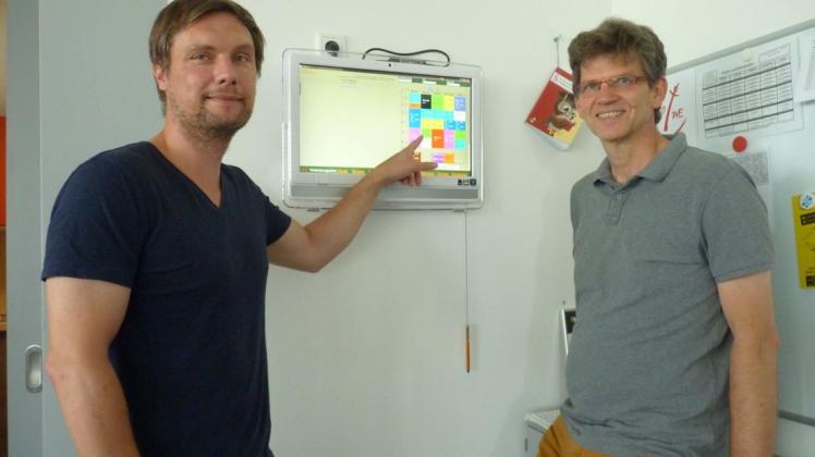 Beim Stundenplan fürs neue Schuljahr arbeiten Gesamtschulleiter Manfred Stalz (rechts) und sein Vertreter Stefan Verlemann nur noch mit einer digitalen Version statt mit Steckbrett. Foto: Frank Klausmeyer