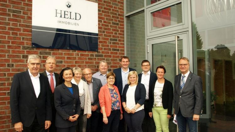 Die Bundestagsabgeordnete Gitta Connemann sprach mit CDU-Politikern und der Familie Held bei der Reedereibesichtigung über Probleme in der maritimen Wirtschaft. 