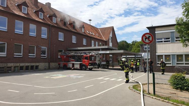 Die Feuerwehr ist an der Erich-Kästner-Schule in Hollage im Einsatz. 
