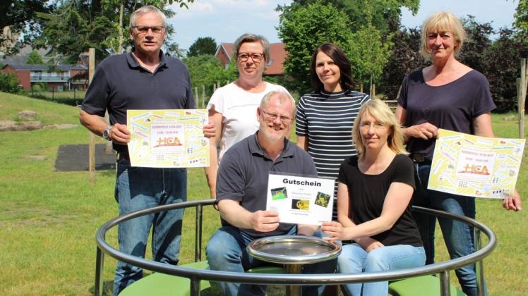 Das Sommerfest-Orga-Team der Heimstatt Clemens-August lädt ein: (v.l.) Helmut Hilgefort,  Monika Torbecke, Burkhard Taupke-Lieb, Doris Klosa, Christine Sommer und Christina Vornholt-Heine. Foto: Ilona Ebenthal
