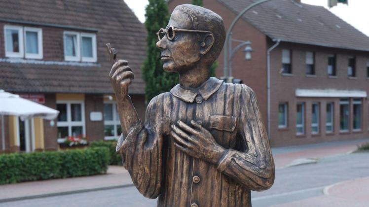 An das Leben und Sterben des Lübecker Märtyrers Hermann Lange eriinnert diese Bronzefigur auf dem Lohner Kirchplatz. Foto: Ludger Jungeblut