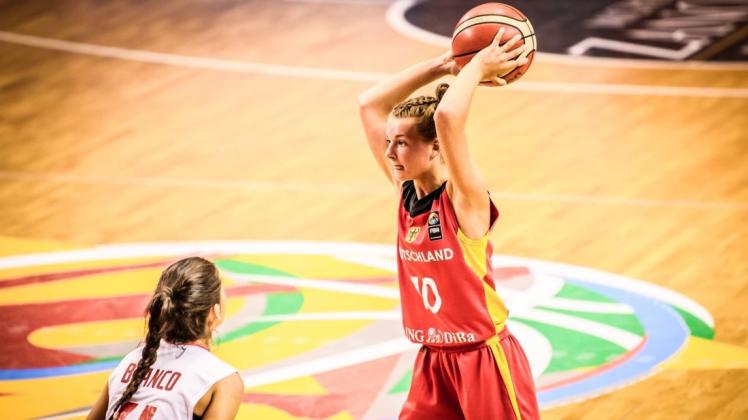2018 führte Jenny Strozyk (am Ball) die deutschen U18-Basketballerinnen zum EM-Titel. 2019 verpasst sie die U19-WM. Archivfoto: Fiba/Massimo Ceretti
