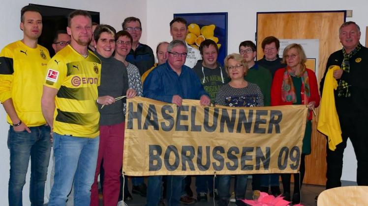 Immer wieder wird der Club Behinderter und ihrer Freunde in Haselünne durch Aktionen unterstützt.Hier wurde ein  Borussia-Dortmund-Trikot mit Unterschriften der Bundesligaspieler amerikanisch versteigert. Archivfoto: Doris Leißing