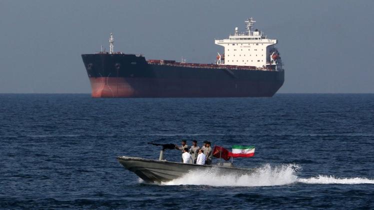 Ein Patrouillenboot der iranischen Armee in der Straße von Hormus - dem Nadelöhr für weltweite Öllieferungen. Kommt es dort bald zur militärischen Eskalation? Foto: Atta Kenare/AFP
