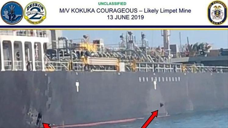 Mit roten Pfeilen sind Stellen am Rumpf des Schiffes „Kokuka Courageous“ markiert, an der es zum einen zu einer Explosion kam und an der zum anderen eine angebliche Mine befestigt war. 