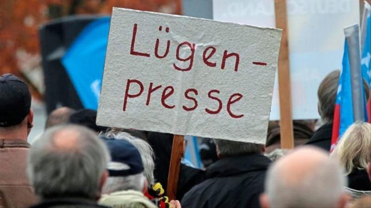 Vor allem im Osten Deutschlands ein gern gemachter Vorwurf: AfD-Anhänger prangern in Rostock die „Lügenpresse“ an. 