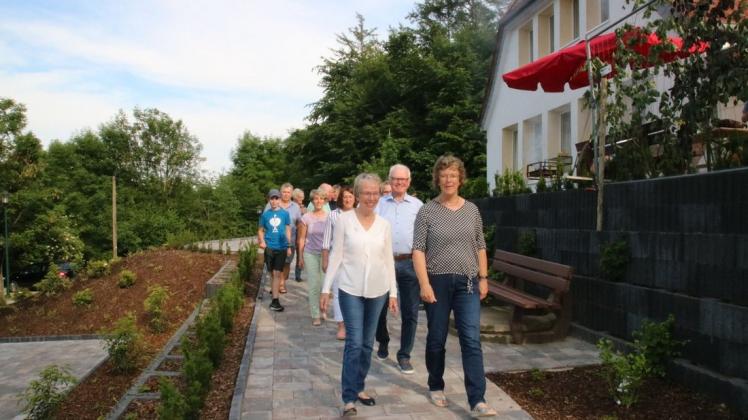 Vorstand und Helfer auf dem 60 Meter langen barrierefreien Zugang zum Schullandheim Mentrup-Hagen.