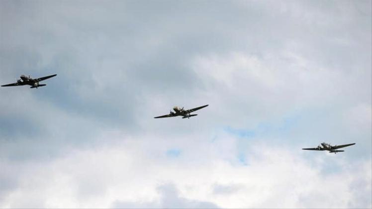 Drei Rosinenbomber Typ Douglas C-47 Skytrain fliegen über den Fliegerhorst Faßberg. 