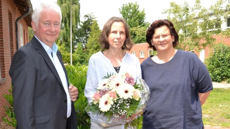 Mit Blumen gratulierten Karen Mull (rechts) und Christoph Hüntelmann Tanja Böhmker zur offiziellen Ernennung als Rektorin. 